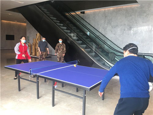 酒店大堂多了张乒乓球台 打一场球原来那麽幸福